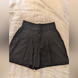 Kit and Ace High-Waist, Pull-On Pleated Shorts in Black. Sz 6